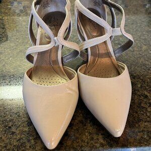 Stylish, comfortable nude/cream pumps